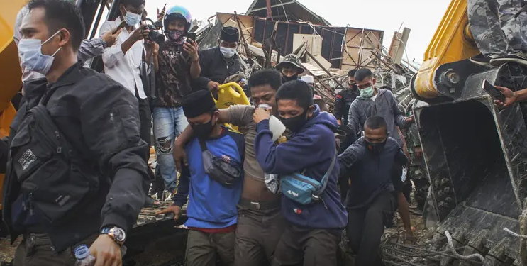 Al menos 42 muertos por fuerte sismo en Indonesia