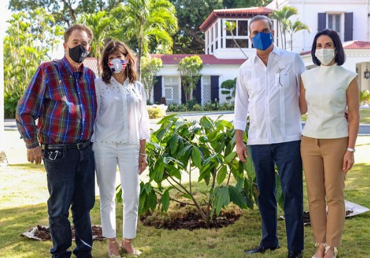 Pareja presidencial despide a la embajadora Bernstein