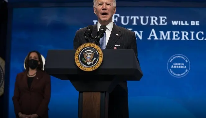 Joe Biden defiende su andanada de decretos presidenciales