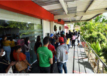 Estudiantes denuncian UNEV les impuso pagos extras para graduarse