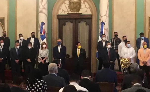 Luis Abinader se compromete a mejorar los estadios del país para la Serie del Caribe 2022