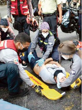 Voluntarios ayudan en emergencias de calles de Caracas