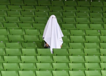 Remecido por la pandemia, el fútbol esquiva ruina financiera