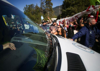 Manifestantes atacan camioneta que transportaba al presidente de Argentina