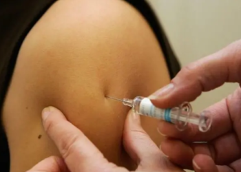 Por qué las vacunas contra el coronavirus se ponen en el brazo y no en otras partes del cuerpo