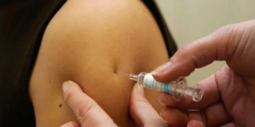 Por qué las vacunas contra el coronavirus se ponen en el brazo y no en otras partes del cuerpo