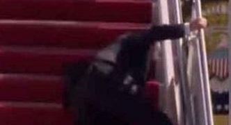 Biden tropieza tres veces al subir las escaleras del avión presidencial