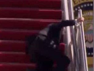 Biden tropieza tres veces al subir las escaleras del avión presidencial