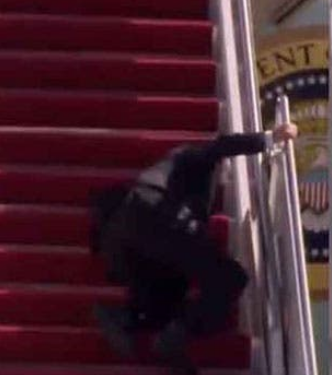 Biden tropieza tres veces al subir las escaleras del avión presidencial