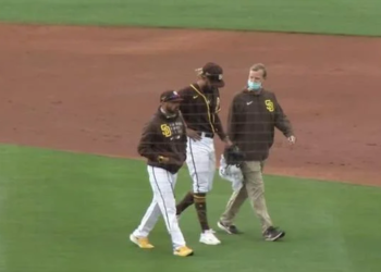 Tatis sale de juego tras una dura jugada en el campo corto