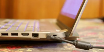 ¿Es mejor tener la laptop enchufada todo el tiempo o usar la batería?: esto es lo que dicen los expertos