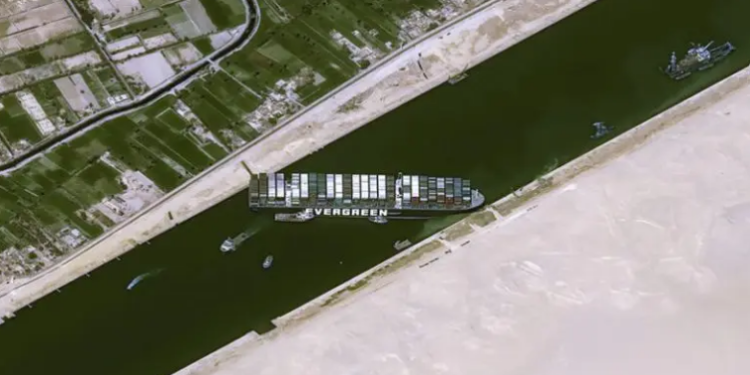 Canal de Suez: cómo es la operación para reflotar el Ever Given, el gigantesco buque de carga encallado