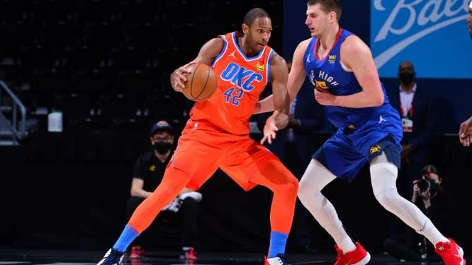 Horford parado por el equipo de Oklahoma City