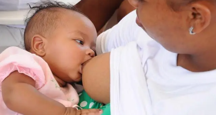 Las madres lactantes vacunadas con Pfizer transmiten anticuerpos a sus hijos