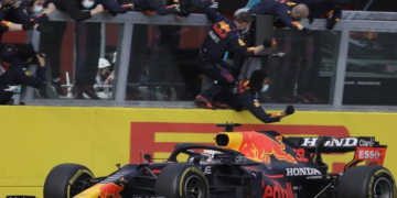Verstappen derrota a Hamilton en Imola