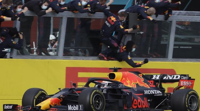 Verstappen derrota a Hamilton en Imola