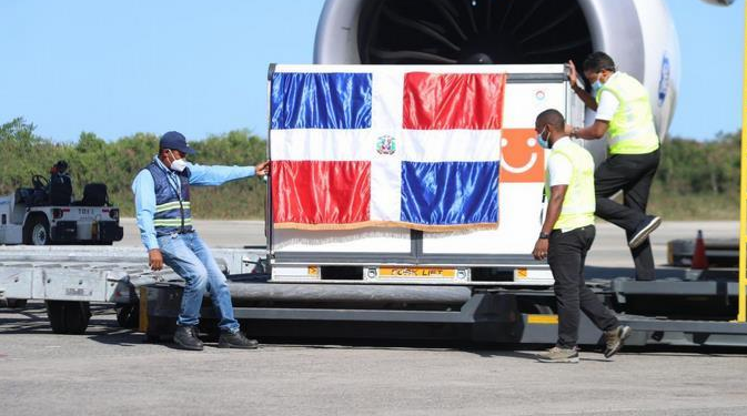 Avión con dos millones de vacunas salió de China hacia RD