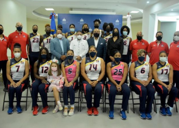 Miderec entrega boletos y seguro médico a las Reinas del Caribe