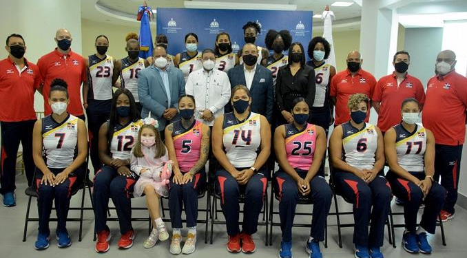 Miderec entrega boletos y seguro médico a las Reinas del Caribe