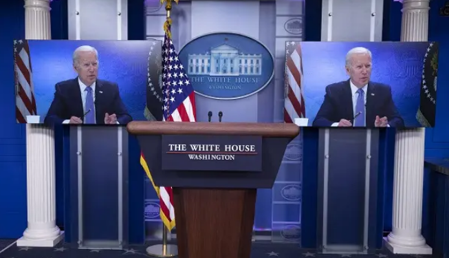 Biden se alía con Lyft y Uber para incentivar la vacunación en EE.UU.