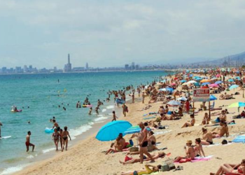 Playas llenas y reencuentros familiares en la vuelta a la movilidad en España