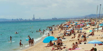 Playas llenas y reencuentros familiares en la vuelta a la movilidad en España