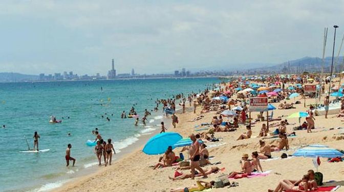 Playas llenas y reencuentros familiares en la vuelta a la movilidad en España