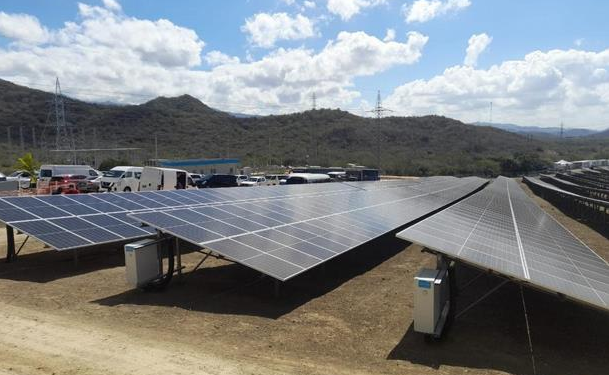 Luis Abinader inaugura primera operación 100% renovable del Grupo AES