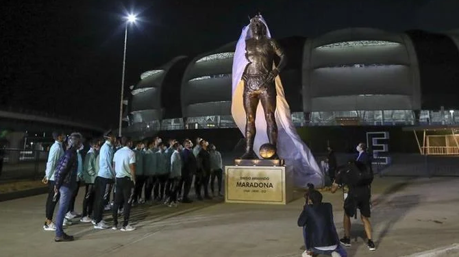 Diego Maradona recibe homenaje de jugadores seis meses luego de su muerte