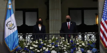 El presidente de Guatemala recibe en el Palacio Nacional a Kamala Harris