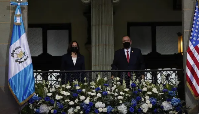 El presidente de Guatemala recibe en el Palacio Nacional a Kamala Harris
