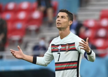 La UEFA solicita a los jugadores no retirar botellas de los patrocinadores