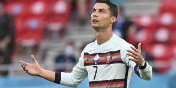 La UEFA solicita a los jugadores no retirar botellas de los patrocinadores