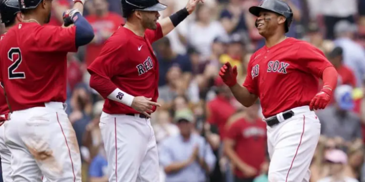 Bateo explosivo de dominicanos Santana y Devers apoyan labor de Eovaldi