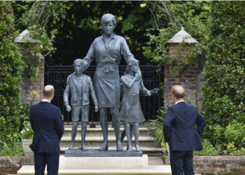 Guillermo y Enrique develan estatua de la princesa Diana