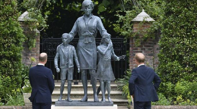 Guillermo y Enrique develan estatua de la princesa Diana