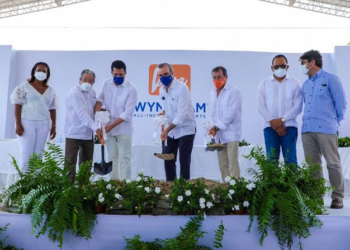 Abinader da primer palazo para construir hotel en Miches