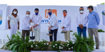 Abinader da primer palazo para construir hotel en Miches