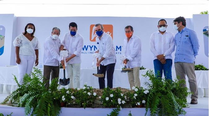 Abinader da primer palazo para construir hotel en Miches