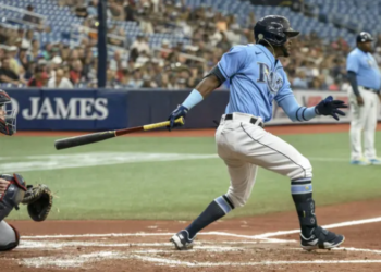 El dominicano Vidal Bruján debuta en Grandes Ligas con impulsada y triunfo