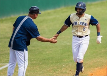 Joven dominicano se gradúa con honores en Administración Deportiva
