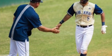 Joven dominicano se gradúa con honores en Administración Deportiva