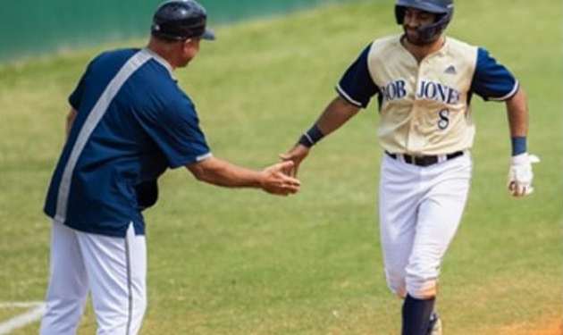 Joven dominicano se gradúa con honores en Administración Deportiva