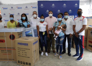 Miderec entrega electrodomésticos a seis atletas; hará lo mismo con otro grupo