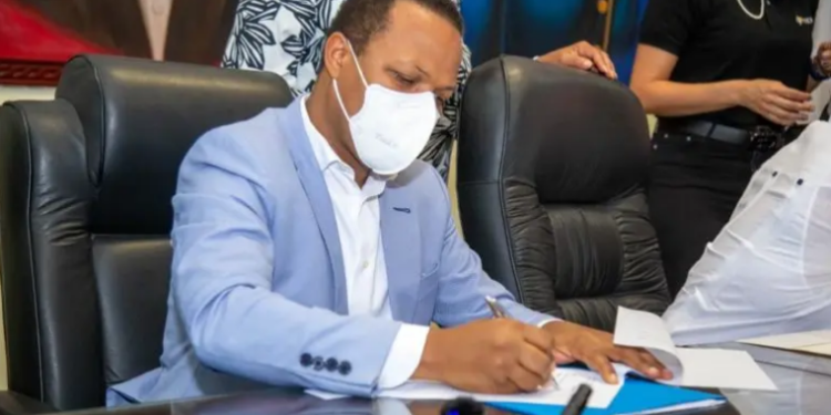 Edesur firma acuerdo con 24 alcaldes de la región Valdesia para mejorar el servicio