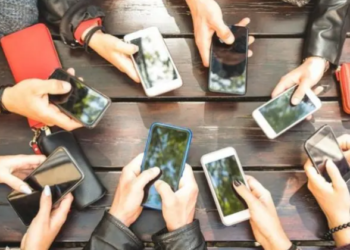 ¿Realmente te espía (y para qué) el micrófono de tu teléfono?