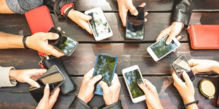 ¿Realmente te espía (y para qué) el micrófono de tu teléfono?