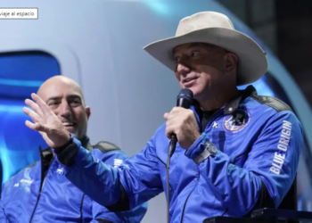 Jeff Bezos llega al espacio en el “mejor día” de su vida