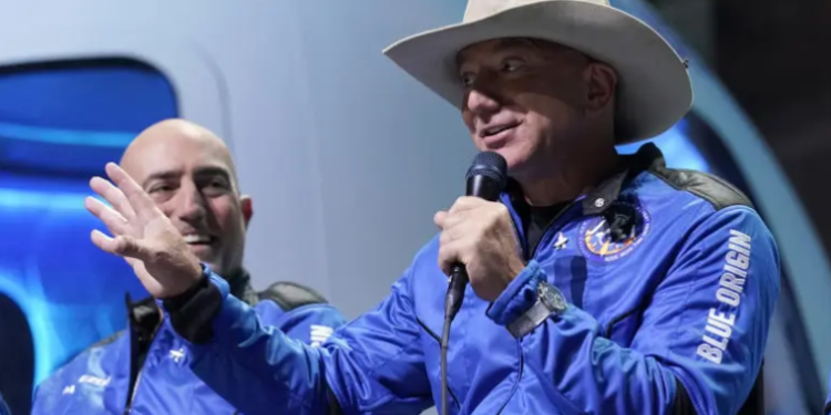 Jeff Bezos llega al espacio en el “mejor día” de su vida