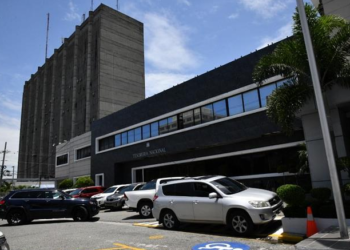 Tesorería comienza a entregar cheques a instituciones para pago a empleados de julio